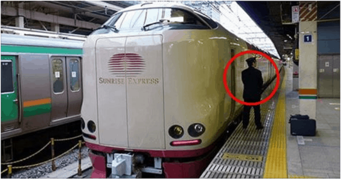 Az utaskísérő a vonat mellett várta a turistákat Japánban, mikor felszálltak a vonatra, szóhoz se jutottak!