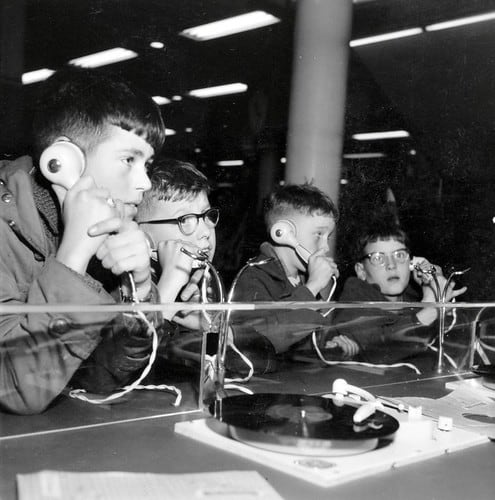 Jongens in platenwinkel / Boys in a record shop