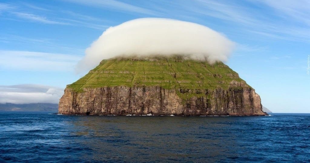 Az apró sziget, aminek saját felhője van – Bámulatos a látvány