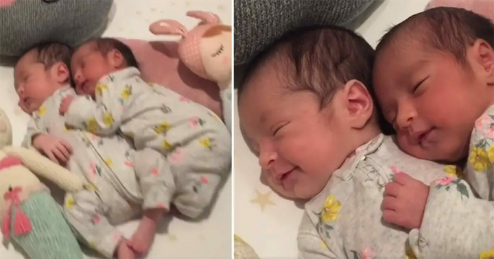 Videón, ahogy az újszülött ikerpár ölelkezik – már babakoruktól elválaszthatatlanok